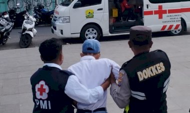 Sidokkes-Polres-Manggarai-Turun-Langsung-Bantu-Peserta-Upacara-HUT-RI-ke-80