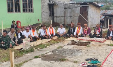 Kebersamaan-Terjalin,-Bhabinkamtibmas-Hadiri-Peletakan-Batu-Pertama-Rumah-Adat-Tambor-Woang