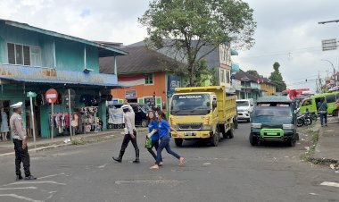 Sat-Lantas-Polres-Manggarai-Gelar-Patroli-dan-Himbauan-Lalu-Lintas-di-Kota-Ruteng