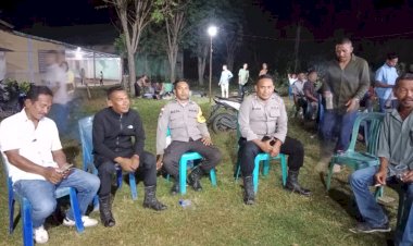 Pengamanan-Resepsi-Pernikahan-Warga-oleh-Bhabinkamtibmas-demi-Terciptanya-Situasi-Aman-dan-Kondusif