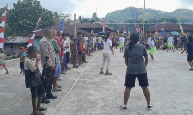 Demi-Keamanan-Warga,-Bhabinkamtibmas-Kawal-Kegiatan-Bola-Voli-di-Desa