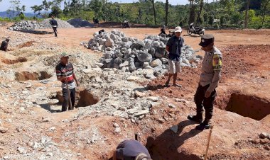 Bhabinkamtibmas--Bersama-Kades-Laksanakan-Patroli-dan-Sambang-Warga-di-Desa-Tengku-Lese