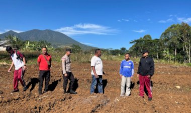 Kapolres-Manggarai-Lakukan-Peninjauan-Lokasi-Penanaman-Jagung-Serentak-Gugus-Tugas-Ketahanan-Pangan-di-Kabupaten-Manggarai