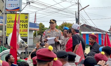 Kapolres-Manggarai-Temui-Massa-Aksi-Unjuk-Rasa-Damai-Aliansi-Cipayung-Manggarai.