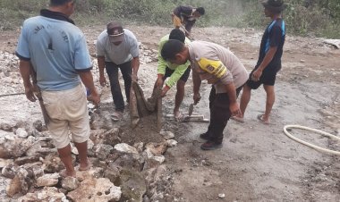 Bhabinkamtibmas-Reok-Barat-Bersama-Warga-Gelar-Kerja-Bhakti-Perbaiki-Jalan-Rusak