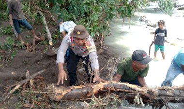 Pasca-hujan-Deras,-Bhabinkamtibmas-dan-Warga-Bersihkan-Material-Longsor-di-Jembatan-Waemaras