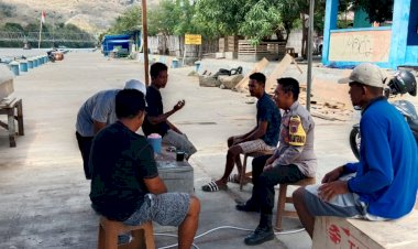 Bhabinkamtibmas-Reok-Laksanakan-Patroli-dan-Sambang,-Ajak-Nelayan-Jaga-Kamtibmas