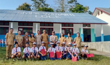 Bhabinkamtibmas-Reok-Barat-Jadi-Irup-Upacara-Bendera-di-SMPK-Wydiarti-Loce,-Ingatkan-Bahaya-Bullying-dan-Kenakalan-Remaja