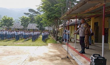 Bhabinkamtibmas-Kecamatan-Lelak-Jadi-Inspektur-Upacara-di-SMAN-1-Lelak