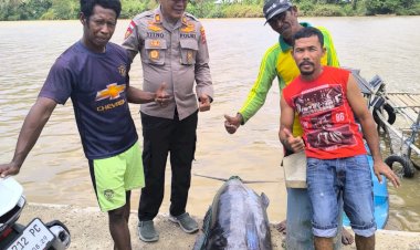 Kasat-Polairud-Polres-Manggarai-Sambang-Nelayan-Pesisir-Sungai-Wae-Pesi,-Sampaikan-Pesan-Kamtibmas-dan-Keselamatan-Melaut