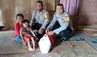 Bhabinkamtibmas-Lelak-Serahkan-Bantuan-Sembako-untuk-Warga-Kurang-Mampu