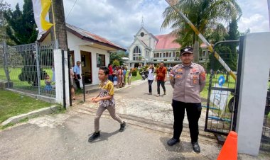 Jaga-Kekhidmatan-Ibadah,-Polres-Manggarai-Terjunkan-Personel-di-Gereja-Gereja-Ruteng