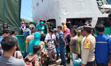 Tiga-Personel-KP3-Laut-Reo-Amankan-Aktivitas-Penumpang-Kapal-Perintis