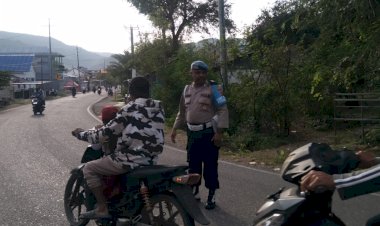 Wujudkan-Kamseltibcarlantas,-Polsek-Reo-Gelar-Strong-Point-di-Kelurahan-Mata-Air