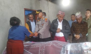 Kapolres-Manggarai-bersama-Bupati-dan-Wakil-Bupati-Manggarai-Melayat-ke-Rumah-Duka-Almarhum-Gabriel-Vamikum-Kasem