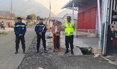 Polres-Manggarai-Kawal-Prosesi-Patung-Bunda-Maria-Ratu-Rosari-dalam-Festival-Golo-Curu-2025