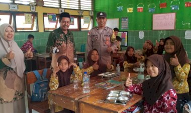 BHABINKAMTIBMAS-REO-PANTAU-PEMBAGIAN-MAKANAN-BERGIZI-GRATIS-(MBG)-DI-MIN-1-MANGGARAI