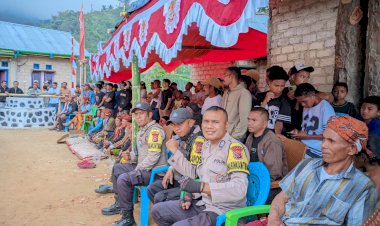 KAPOSPOL-LELAK-DAN-BHABINKAMTIBMAS-LAKSANAKAN-PENGAMANAN-KEGIATAN-MASYARAKAT-DI-DESA-GELONG