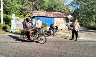 Kapolsek-Reo-Pimpin-Pengamanan-Strong-Point-dan-Pengaturan-Pagi-di-Pertigaan-Barong-Kolong-dan-Perempatan-Jaelani