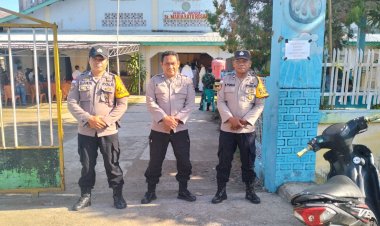 Polsek-Reo-Laksanakan-Pengamanan-Misa-Minggu-Pagi-di-Gereja-Katolik-Sta.-Maria-Ratu-Rosari-Reo