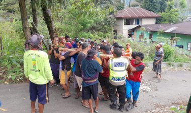BHABINKAMTIBMAS-DESA-BUAR-SAMBANG-TOKOH-ADAT-DAN-PAMWAL-ANGKAT-TIANG-INDUK-RUMAH-ADAT-GENDANG-PURANG