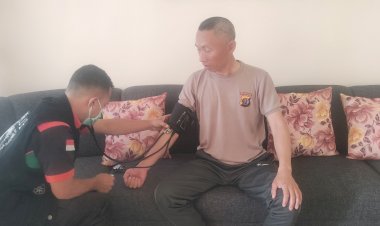 Kasidokkes-Polres-Manggarai-Laksanakan-Home-Visit-kepada-PNPP-yang-Sedang-Sakit