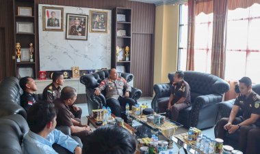 USAi-DILANTIK,-KAJARI-RUTENG-BERSAMA-STAF-KEJAKSAAN-NEGERI-RUTENG-LAKUKAN-SILATURAHMI-KE-POLRES-MANGGARAI-—-BANGUN-SINERGI-DALAM-PENEGAKAN-HUKUM