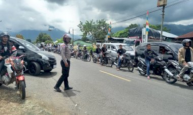 KEMACETAN-DI-SPBU-MENA-TERURAI-SETELAH-PETUGAS-LALU-LINTAS-TURUN-ATUR-ARUS-LALIN