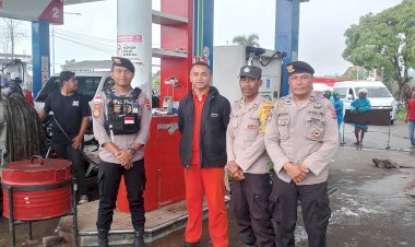 ISU-KELANGKAAN-BBM-PICU-ANTRIAN-PANJANG-DAN-KEMACETAN-—-“UNTUNG-ADA-POLISI”