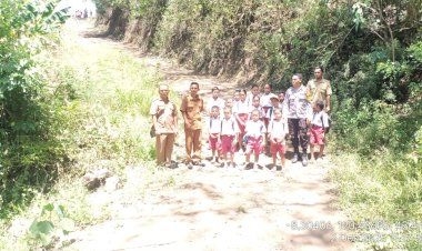 Bhabinkamtibmas-Reok-Lakukan-Koordinasi-Terkait-Akses-Jalan-ke-SDN-Rabo-yang-Kerap-Terendam-Banjir