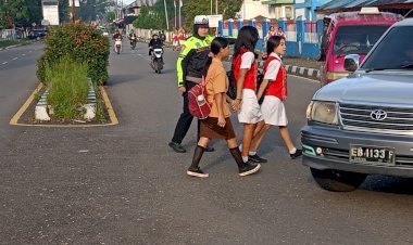 PELAYANAN-HUMANIS-POLWAN-POLRES-MANGGARAI--LAKSANAKAN--PENGATURAN--LALU-LINTAS---DENGAN-SENYUM,-SAPA-DAN-SALAM-.