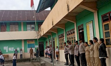 KASAT-BINMAS-POLRES-MANGGARAI-MENJADI-IRUP-UPACARA-BENDERA-DI-SMP-WIDYA-BHAKTI-RUTENG-BERIKAN-HIMBAUAN-KAMTIBMAS-KEPADA-PARA-SISWA