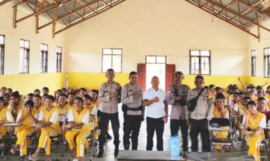 BHABINKAMTIBMAS-DESA-PAPANG-LAKSANAKAN-SOSIALISASI-PENERIMAAN-CALON-ANGGOTA-POLRI-DI-SMAK-ST.-MARIA-ITENG