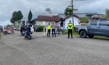 Sat-Lantas-Polres-Manggarai-Maksimalkan-Pelayanan-Publik,-Laksanakan-Pengamanan-dan-Pengaturan-Lalu-Lintas-Sholat-Jumat-di-Masjid-Baiturahman-Kumba