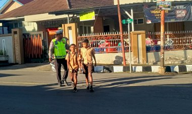 Anggota-Polres-Manggarai-Laksanakan-Strong-Point-di-Titik-Rawan-untuk-Dukung-Kelancaran-Aktivitas-Warga
