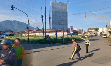 Kepadatan-Jelang-Natal-dan-Tahun-Baru,-Polres-Manggarai-Laksanakan-Strong-Point-di-Sejumlah-Titik-Rawan