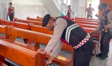 Satgas-Preventif-Ops-Lilin-Turangga-2025-Bersama-Kompi-2-Yon-B-Pelopor-Laksanakan-Sterilisasi-Gereja,-Pastikan-Ibadah-Natal-Aman-dan-Kondusif