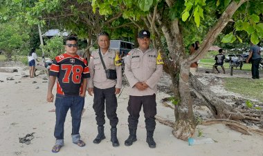 Bhabinkamtibmas-Reok-Barat-Laksanakan-Patroli-dan-Pengamanan-di-Pantai-Katebe