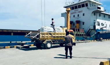 KP3-Laut-Reo-Laksanakan-Pengamanan-Aktivitas-Bongkar-Muat-KM.-NTT-Sejahtera-di-Pelabuhan-Kelas-II-Reo