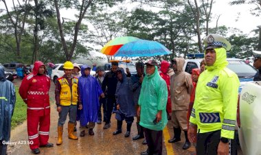 Longsor-Dini-Hari-Memutus-Jalur-Ruteng–Reo,-Polisi-Sigap-Kawal-Pembersihan-Hingga-Akses-Kembali-Terbuka
