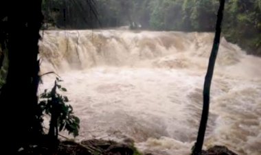 Hari-Kedua-Pencarian-Korban-Tenggelam-di-Air-Terjun-Tiwu-Pai,-Tim-SAR-dan-Polsek-Reo-Hadapi-Cuaca-Ekstrem