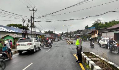 Anggota-Sat-Lantas-Polres-Manggarai-Laksanakan-Strong-Point-di-Titik-Rawan-Kecelakaan