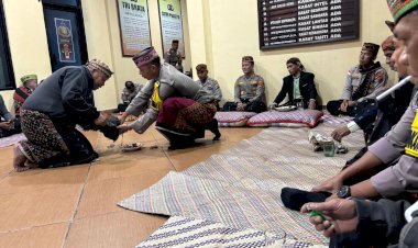 Mengawali-Pengabdian,-Kapolres-Manggarai-Gelar-Ritual-Adat-‘Tesi-Rantang-Babang-Agu-Bentang’-sebagai-Penghormatan-Budaya-Lokal”