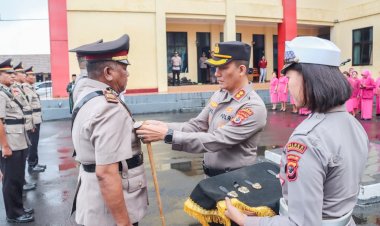 Kapolres-Manggarai-Pimpin-Upacara-Sertijab-Pejabat-Utama-Polres-Manggarai