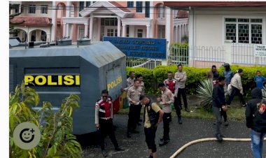 Polres-Manggarai-Kerahkan-Water-Canon-Bantu-Padamkan-Kebakaran-Rumah-di-Pau