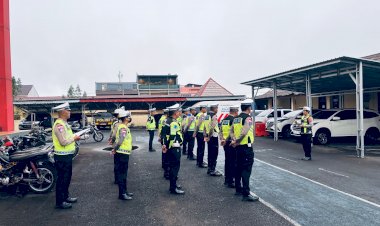 Kasat-Lantas-Polres-Manggarai-Berikan-Arahan-Saat-Apel-Pengaturan-Lalu-Lintas-Pagi