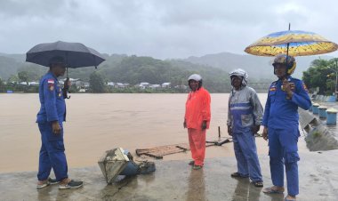 Kasat-Polairud-Polres-Manggarai-Bersama-Dishub-Pantau-Debit-Air-Kali-Waipesi-Gongger