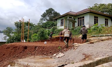 Bhabinkamtibmas-Kecamatan-Lelak-Tinjau-Lokasi-Pengerjaan-Rumah-Bantuan-Layak-Huni-dari-Bapak-Kapolda-NTT