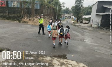 Di-Tengah-Dingin-dan-Hujan-Ruteng,-Polisi-Tetap-Berdiri-Tegak-Melayani-Masyarakat