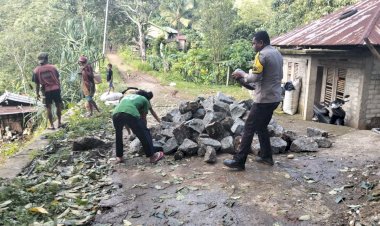 Bhabinkamtibmas-Desa-Golowoi-Laksanakan-Gotong-Royong-Pembangunan-Rumah-Bantuan-Kapolda-NTT